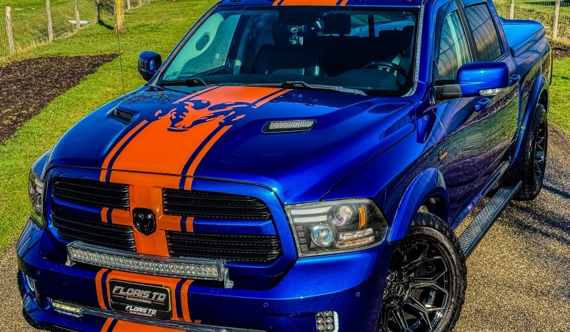 DODGE RAM 1500 5.7L HEMI V8 4X4 SPORT * 425 PK * WIDE BODY * 20 INCH 4 – PLAY BREEDSET * CUSTOM STRIPING * LEDBAR * TOPLIGHTS * AFSTAND START * LUCHTVERING * LPG PRINS ONDERBOUW * BOM VOL * UNIEKE KLEUR * CUSTOM KOPLAMPEN & ACHTERLICHTEN * EXTREEM LAGE BIJTELLING * vol