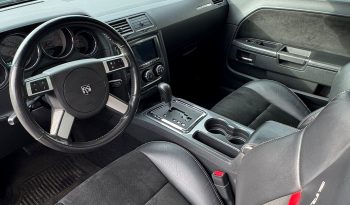 DODGE CHALLENGER 6.1L V8 SRT-8 450PK * COUPE * COLLECTORS ITEM * LIEFHEBBER * SLECHTS 56.000 KM N.A.P * NIEUWSTAAT * RVS UITLAATSYSTEEM * 22 INCH BREEDSET * BREMBO KLAUWEN * GEVENTILEERDE REMSCHIJVEN * CARBON STRIPING * SCHUIFKANTELDAK * AFSTAND START * FULL OPTION * JONGENSDROOM * vol