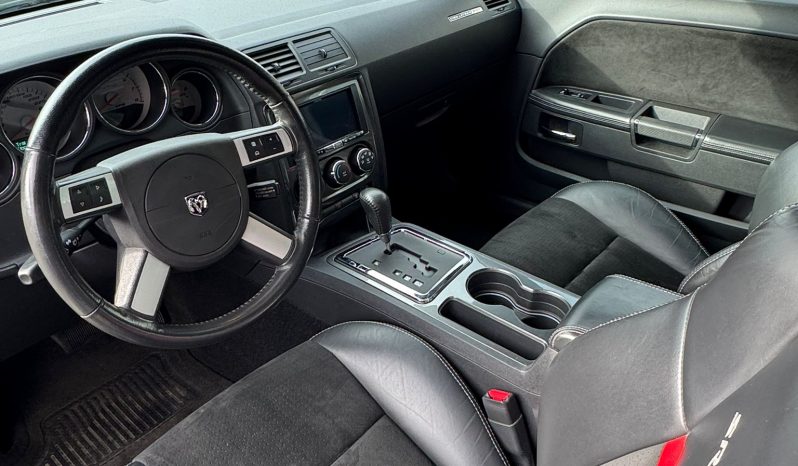 DODGE CHALLENGER 6.1L V8 SRT-8 450PK * COUPE * COLLECTORS ITEM * LIEFHEBBER * SLECHTS 56.000 KM N.A.P * NIEUWSTAAT * RVS UITLAATSYSTEEM * 22 INCH BREEDSET * BREMBO KLAUWEN * GEVENTILEERDE REMSCHIJVEN * CARBON STRIPING * SCHUIFKANTELDAK * AFSTAND START * FULL OPTION * JONGENSDROOM * vol