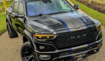 DODGE RAM 1500 5.7L HEMI 4X4 401PK * LIMITED EDITION * UNIEK * BOM VOL* WIDE BODY * RAMBOXEN * DIAMONDBACK-COVER * 22 INCH BREEDSET LICHTMETALEN SPORTVELGEN * GLASCOATING * OPEN UITLAATSYSTEEM * CUSTOM STRIPING * BLACK-OPPS UITVOERING * PPF SMOKE VERLICHTING * AFSTAND START * LUCHTVERING * vol
