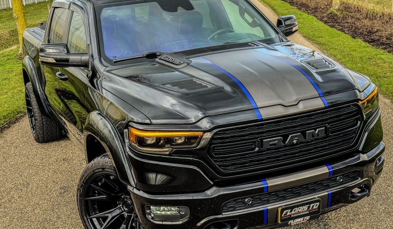 DODGE RAM 1500 5.7L HEMI 4X4 401PK * LIMITED EDITION * UNIEK * BOM VOL* WIDE BODY * RAMBOXEN * DIAMONDBACK-COVER * 22 INCH BREEDSET LICHTMETALEN SPORTVELGEN * GLASCOATING * OPEN UITLAATSYSTEEM * CUSTOM STRIPING * BLACK-OPPS UITVOERING * PPF SMOKE VERLICHTING * AFSTAND START * LUCHTVERING * vol