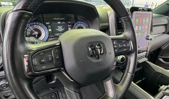 DODGE RAM 1500 5.7L HEMI 4X4 401PK * LIMITED EDITION * UNIEK * BOM VOL* WIDE BODY * RAMBOXEN * DIAMONDBACK-COVER * 22 INCH BREEDSET LICHTMETALEN SPORTVELGEN * GLASCOATING * OPEN UITLAATSYSTEEM * CUSTOM STRIPING * BLACK-OPPS UITVOERING * PPF SMOKE VERLICHTING * AFSTAND START * LUCHTVERING * vol