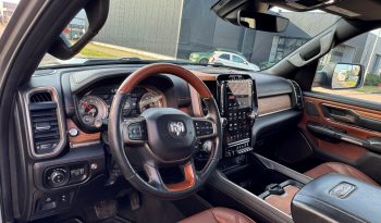 DODGE RAM 1500 5.7L HEMI 4X4 401PK V8 * LONGHORN EDITION * FULL OPTION * BLACK-OPPS * 360 CAMERA * ADAPTIEVE CRUISE CONTROLE * LANE ASSIST * PRACHTIG * 22 INCH XD SPORTVELGEN BREEDSET * ZWARTE HEMEL * SUPER DIKKE KLEUR COMBINATIE * vol