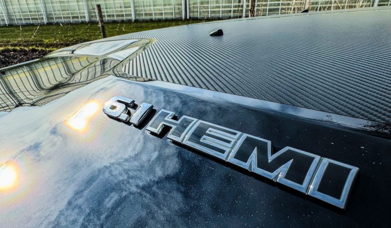 DODGE CHALLENGER 6.1L V8 SRT-8 450PK * COUPE * COLLECTORS ITEM * LIEFHEBBER * SLECHTS 56.000 KM N.A.P * NIEUWSTAAT * RVS UITLAATSYSTEEM * 22 INCH BREEDSET * BREMBO KLAUWEN * GEVENTILEERDE REMSCHIJVEN * CARBON STRIPING * SCHUIFKANTELDAK * AFSTAND START * FULL OPTION * JONGENSDROOM * vol