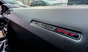 DODGE CHALLENGER 6.1L V8 SRT-8 450PK * COUPE * COLLECTORS ITEM * LIEFHEBBER * SLECHTS 56.000 KM N.A.P * NIEUWSTAAT * RVS UITLAATSYSTEEM * 22 INCH BREEDSET * BREMBO KLAUWEN * GEVENTILEERDE REMSCHIJVEN * CARBON STRIPING * SCHUIFKANTELDAK * AFSTAND START * FULL OPTION * JONGENSDROOM * vol