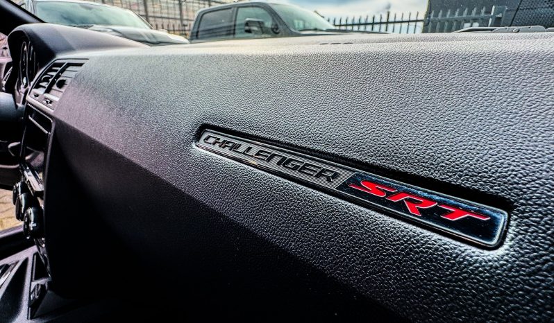 DODGE CHALLENGER 6.1L V8 SRT-8 450PK * COUPE * COLLECTORS ITEM * LIEFHEBBER * SLECHTS 56.000 KM N.A.P * NIEUWSTAAT * RVS UITLAATSYSTEEM * 22 INCH BREEDSET * BREMBO KLAUWEN * GEVENTILEERDE REMSCHIJVEN * CARBON STRIPING * SCHUIFKANTELDAK * AFSTAND START * FULL OPTION * JONGENSDROOM * vol