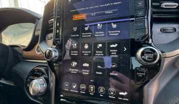 DODGE RAM 1500 5.7L HEMI 4X4 401PK V8 * LONGHORN EDITION * FULL OPTION * BLACK-OPPS * 360 CAMERA * ADAPTIEVE CRUISE CONTROLE * LANE ASSIST * PRACHTIG * 22 INCH XD SPORTVELGEN BREEDSET * ZWARTE HEMEL * SUPER DIKKE KLEUR COMBINATIE * vol