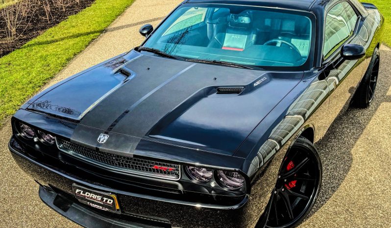 DODGE CHALLENGER 6.1L V8 SRT-8 450PK * COUPE * COLLECTORS ITEM * LIEFHEBBER * SLECHTS 56.000 KM N.A.P * NIEUWSTAAT * RVS UITLAATSYSTEEM * 22 INCH BREEDSET * BREMBO KLAUWEN * GEVENTILEERDE REMSCHIJVEN * CARBON STRIPING * SCHUIFKANTELDAK * AFSTAND START * FULL OPTION * JONGENSDROOM * vol