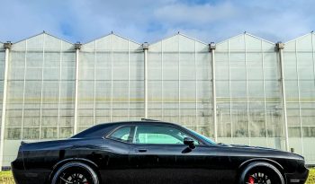 DODGE CHALLENGER 6.1L V8 SRT-8 450PK * COUPE * COLLECTORS ITEM * LIEFHEBBER * SLECHTS 56.000 KM N.A.P * NIEUWSTAAT * RVS UITLAATSYSTEEM * 22 INCH BREEDSET * BREMBO KLAUWEN * GEVENTILEERDE REMSCHIJVEN * CARBON STRIPING * SCHUIFKANTELDAK * AFSTAND START * FULL OPTION * JONGENSDROOM * vol