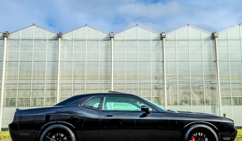 DODGE CHALLENGER 6.1L V8 SRT-8 450PK * COUPE * COLLECTORS ITEM * LIEFHEBBER * SLECHTS 56.000 KM N.A.P * NIEUWSTAAT * RVS UITLAATSYSTEEM * 22 INCH BREEDSET * BREMBO KLAUWEN * GEVENTILEERDE REMSCHIJVEN * CARBON STRIPING * SCHUIFKANTELDAK * AFSTAND START * FULL OPTION * JONGENSDROOM * vol