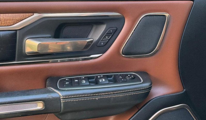 DODGE RAM 1500 5.7L HEMI 4X4 401PK V8 * LONGHORN EDITION * FULL OPTION * BLACK-OPPS * 360 CAMERA * ADAPTIEVE CRUISE CONTROLE * LANE ASSIST * PRACHTIG * 22 INCH XD SPORTVELGEN BREEDSET * ZWARTE HEMEL * SUPER DIKKE KLEUR COMBINATIE * vol