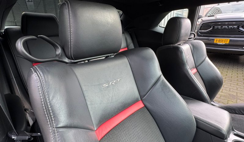 DODGE CHALLENGER 6.1L V8 SRT-8 450PK * COUPE * COLLECTORS ITEM * LIEFHEBBER * SLECHTS 56.000 KM N.A.P * NIEUWSTAAT * RVS UITLAATSYSTEEM * 22 INCH BREEDSET * BREMBO KLAUWEN * GEVENTILEERDE REMSCHIJVEN * CARBON STRIPING * SCHUIFKANTELDAK * AFSTAND START * FULL OPTION * JONGENSDROOM * vol