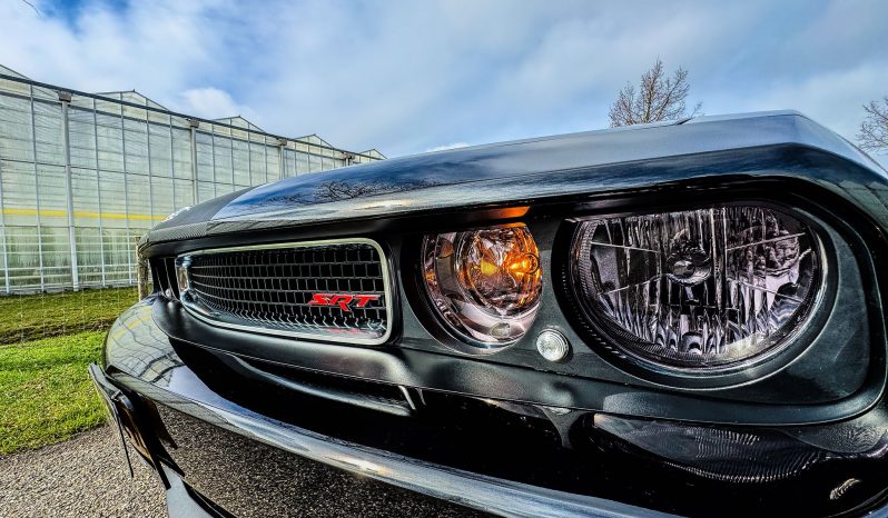 DODGE CHALLENGER 6.1L V8 SRT-8 450PK * COUPE * COLLECTORS ITEM * LIEFHEBBER * SLECHTS 56.000 KM N.A.P * NIEUWSTAAT * RVS UITLAATSYSTEEM * 22 INCH BREEDSET * BREMBO KLAUWEN * GEVENTILEERDE REMSCHIJVEN * CARBON STRIPING * SCHUIFKANTELDAK * AFSTAND START * FULL OPTION * JONGENSDROOM * vol