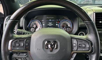 DODGE RAM 1500 5.7L HEMI 4X4 401PK * LIMITED EDITION * UNIEK * BOM VOL* WIDE BODY * RAMBOXEN * DIAMONDBACK-COVER * 22 INCH BREEDSET LICHTMETALEN SPORTVELGEN * GLASCOATING * OPEN UITLAATSYSTEEM * CUSTOM STRIPING * BLACK-OPPS UITVOERING * PPF SMOKE VERLICHTING * AFSTAND START * LUCHTVERING * vol