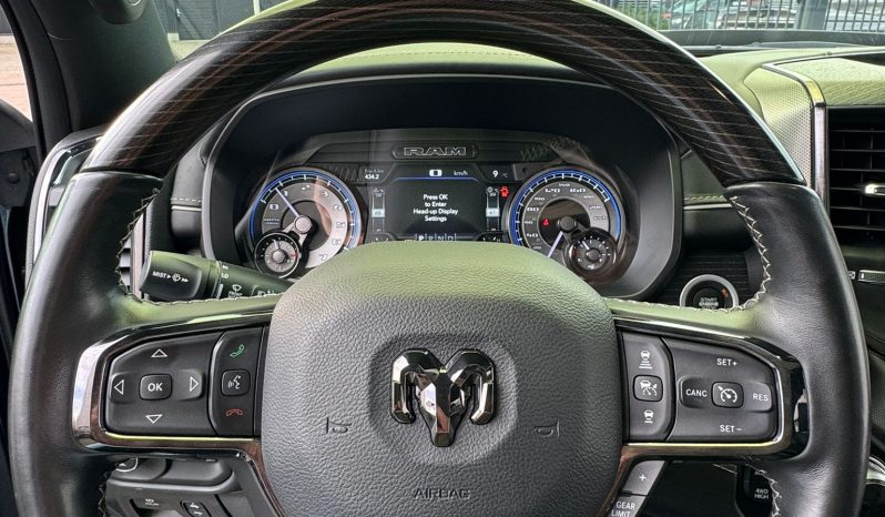 DODGE RAM 1500 5.7L HEMI 4X4 401PK * LIMITED EDITION * UNIEK * BOM VOL* WIDE BODY * RAMBOXEN * DIAMONDBACK-COVER * 22 INCH BREEDSET LICHTMETALEN SPORTVELGEN * GLASCOATING * OPEN UITLAATSYSTEEM * CUSTOM STRIPING * BLACK-OPPS UITVOERING * PPF SMOKE VERLICHTING * AFSTAND START * LUCHTVERING * vol