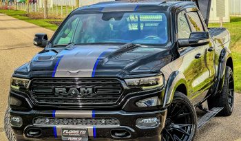 DODGE RAM 1500 5.7L HEMI 4X4 401PK * LIMITED EDITION * UNIEK * BOM VOL* WIDE BODY * RAMBOXEN * DIAMONDBACK-COVER * 22 INCH BREEDSET LICHTMETALEN SPORTVELGEN * GLASCOATING * OPEN UITLAATSYSTEEM * CUSTOM STRIPING * BLACK-OPPS UITVOERING * PPF SMOKE VERLICHTING * AFSTAND START * LUCHTVERING * vol