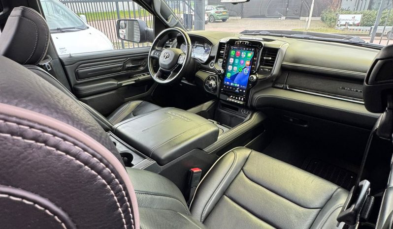 DODGE RAM 1500 5.7L HEMI 4X4 401PK * LIMITED EDITION * UNIEK * BOM VOL* WIDE BODY * RAMBOXEN * DIAMONDBACK-COVER * 22 INCH BREEDSET LICHTMETALEN SPORTVELGEN * GLASCOATING * OPEN UITLAATSYSTEEM * CUSTOM STRIPING * BLACK-OPPS UITVOERING * PPF SMOKE VERLICHTING * AFSTAND START * LUCHTVERING * vol