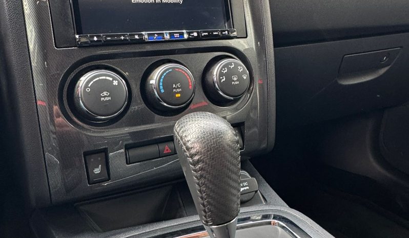 DODGE CHALLENGER 6.1L V8 SRT-8 450PK * COUPE * COLLECTORS ITEM * LIEFHEBBER * SLECHTS 56.000 KM N.A.P * NIEUWSTAAT * RVS UITLAATSYSTEEM * 22 INCH BREEDSET * BREMBO KLAUWEN * GEVENTILEERDE REMSCHIJVEN * CARBON STRIPING * SCHUIFKANTELDAK * AFSTAND START * FULL OPTION * JONGENSDROOM * vol