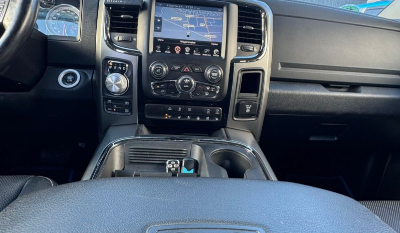 DODGE RAM 1500 5.7L HEMI V8 4X4 SPORT * 425 PK * WIDE BODY * 20 INCH 4 – PLAY BREEDSET * CUSTOM STRIPING * LEDBAR * TOPLIGHTS * AFSTAND START * LUCHTVERING * LPG PRINS ONDERBOUW * BOM VOL * UNIEKE KLEUR * CUSTOM KOPLAMPEN & ACHTERLICHTEN * EXTREEM LAGE BIJTELLING * vol