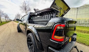 DODGE RAM 1500 5.7L HEMI 4X4 401PK * LIMITED EDITION * UNIEK * BOM VOL* WIDE BODY * RAMBOXEN * DIAMONDBACK-COVER * 22 INCH BREEDSET LICHTMETALEN SPORTVELGEN * GLASCOATING * OPEN UITLAATSYSTEEM * CUSTOM STRIPING * BLACK-OPPS UITVOERING * PPF SMOKE VERLICHTING * AFSTAND START * LUCHTVERING * vol