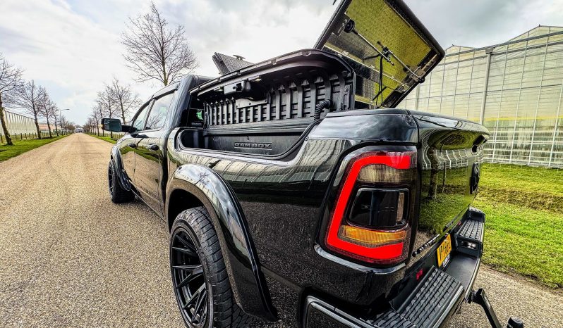 DODGE RAM 1500 5.7L HEMI 4X4 401PK * LIMITED EDITION * UNIEK * BOM VOL* WIDE BODY * RAMBOXEN * DIAMONDBACK-COVER * 22 INCH BREEDSET LICHTMETALEN SPORTVELGEN * GLASCOATING * OPEN UITLAATSYSTEEM * CUSTOM STRIPING * BLACK-OPPS UITVOERING * PPF SMOKE VERLICHTING * AFSTAND START * LUCHTVERING * vol
