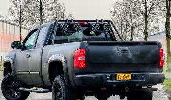 CHEVROLET SILVERADO 5.3L V8 4X4 320PK*DUBBEL CABINE*VERHOOGD*BULL-BAR*1E EIGENAAR*MATT ZWART GEWRAPT*ROLBEUGEL*ACHTERUIT RIJ CAMERA*LICHTMETALEN SPORTVELGEN* vol