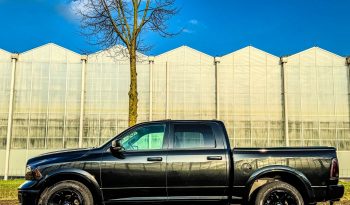 DODGE RAM 1500 5.7L V8 HEMI 4X4 401PK * LARAMIE * BLACK-OPPS * FULL OPTION * MAGNAFLOW UITLAATSYSTEEM * PPF SMOKE ROND OM * CUSTOM STRIPING * TOW HOOKS * AFSTAND START * LPG PRINS ONDERBOUW * APPLE CARPLAY * SCHUIFKANTELDAK * STOELVERKOELING * STOELVERWARMING * STUURVERWARMING * vol