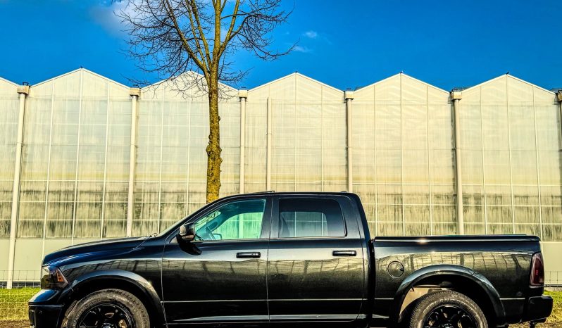 DODGE RAM 1500 5.7L V8 HEMI 4X4 401PK * LARAMIE * BLACK-OPPS * FULL OPTION * MAGNAFLOW UITLAATSYSTEEM * PPF SMOKE ROND OM * CUSTOM STRIPING * TOW HOOKS * AFSTAND START * LPG PRINS ONDERBOUW * APPLE CARPLAY * SCHUIFKANTELDAK * STOELVERKOELING * STOELVERWARMING * STUURVERWARMING * vol