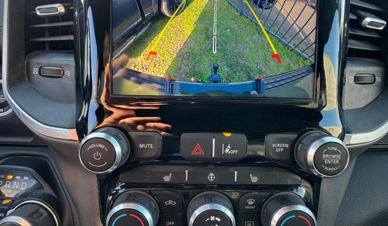 DODGE RAM 1500 5.7L HEMI V8 4X4 401PK * BLACK-OPPS * 22 INCH 4 – PLAY * HEAD-UP DISPLAY * DIGITALE BINNEN SPIEGEL CAMERA * OPEN UITLAATSYSTEEM * CUSTOM STRIPING * LPG PRINS 122 LITER * AFSTAND START * PPF SMOKE VERLICHTING ROND OM * GETINTE RUITEN * LANE ASSIST * BLIND SPORT RADAR IN SPIEGELS * vol