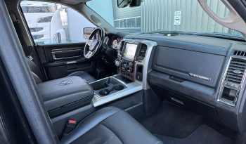 DODGE RAM 1500 5.7L V8 HEMI 4X4 401PK * LARAMIE * BLACK-OPPS * FULL OPTION * MAGNAFLOW UITLAATSYSTEEM * PPF SMOKE ROND OM * CUSTOM STRIPING * TOW HOOKS * AFSTAND START * LPG PRINS ONDERBOUW * APPLE CARPLAY * SCHUIFKANTELDAK * STOELVERKOELING * STOELVERWARMING * STUURVERWARMING * vol