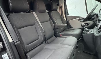 RENAULT TRAFIC 1.6 CDI 120 PK * 3 ZITPLAATSEN * ZWART * INRUIL * TREKHAAK 2.000 KG * KLAPDEUREN * AIRCO * CRUISE CONTROLE * ARMLIGGER * CENTRALE DEURVERGRENDELING * RADIO / CD * vol