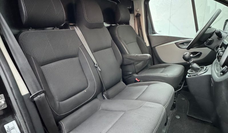 RENAULT TRAFIC 1.6 CDI 120 PK * 3 ZITPLAATSEN * ZWART * INRUIL * TREKHAAK 2.000 KG * KLAPDEUREN * AIRCO * CRUISE CONTROLE * ARMLIGGER * CENTRALE DEURVERGRENDELING * RADIO / CD * vol