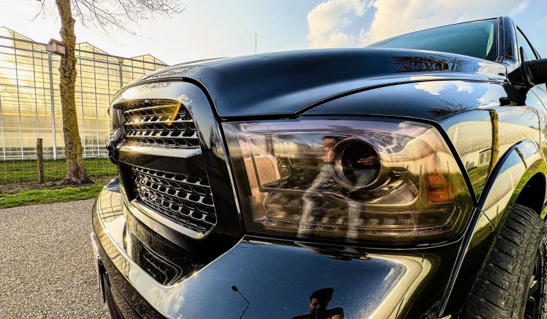 DODGE RAM 1500 5.7L V8 HEMI 4X4 401PK * LARAMIE * BLACK-OPPS * FULL OPTION * MAGNAFLOW UITLAATSYSTEEM * PPF SMOKE ROND OM * CUSTOM STRIPING * TOW HOOKS * AFSTAND START * LPG PRINS ONDERBOUW * APPLE CARPLAY * SCHUIFKANTELDAK * STOELVERKOELING * STOELVERWARMING * STUURVERWARMING * vol