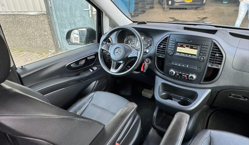 MERCEDES – BENZ VITO 119 CDI* AUTOMAAT * DUBBEL CABINE * VOL LEDER * BOM VOL * TREKHAAK * ACHTERUIT RIJ CAMERA * PARKEERHULP * GETINTE RUITEN * 225 PK * 5 ZITPLAATSEN * LED KOPLAMPEN * STOELVERWARMING * vol