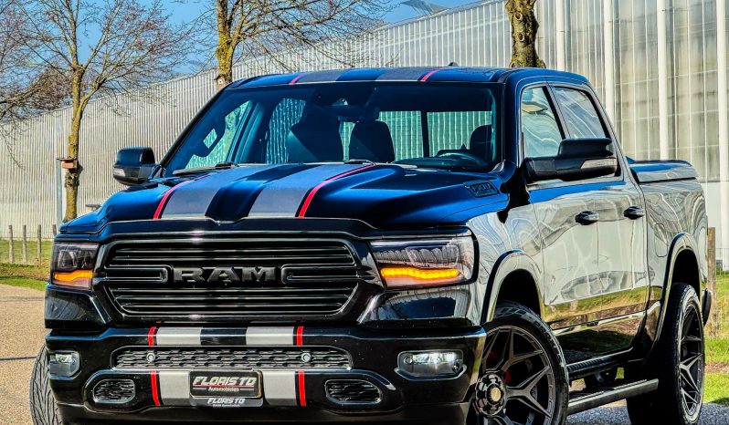 DODGE RAM 1500 5.7L HEMI V8 4X4 401PK * BLACK-OPPS * 22 INCH 4 – PLAY * HEAD-UP DISPLAY * DIGITALE BINNEN SPIEGEL CAMERA * OPEN UITLAATSYSTEEM * CUSTOM STRIPING * LPG PRINS 122 LITER * AFSTAND START * PPF SMOKE VERLICHTING ROND OM * GETINTE RUITEN * LANE ASSIST * BLIND SPORT RADAR IN SPIEGELS * vol