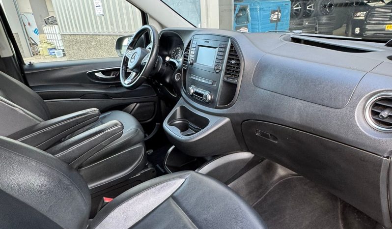MERCEDES – BENZ VITO 119 CDI* AUTOMAAT * DUBBEL CABINE * VOL LEDER * BOM VOL * TREKHAAK * ACHTERUIT RIJ CAMERA * PARKEERHULP * GETINTE RUITEN * 225 PK * 5 ZITPLAATSEN * LED KOPLAMPEN * STOELVERWARMING * vol