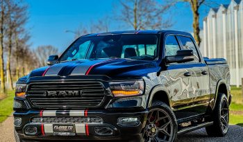 DODGE RAM 1500 5.7L HEMI V8 4X4 401PK * BLACK-OPPS * 22 INCH 4 – PLAY * HEAD-UP DISPLAY * DIGITALE BINNEN SPIEGEL CAMERA * OPEN UITLAATSYSTEEM * CUSTOM STRIPING * LPG PRINS 122 LITER * AFSTAND START * PPF SMOKE VERLICHTING ROND OM * GETINTE RUITEN * LANE ASSIST * BLIND SPORT RADAR IN SPIEGELS * vol