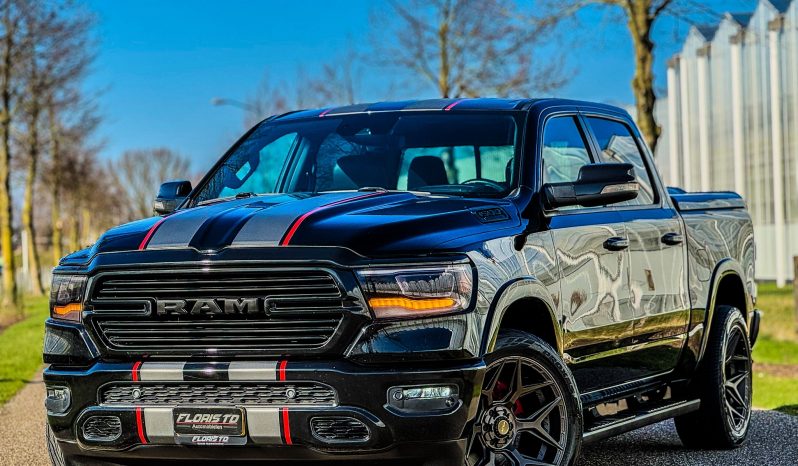DODGE RAM 1500 5.7L HEMI V8 4X4 401PK * BLACK-OPPS * 22 INCH 4 – PLAY * HEAD-UP DISPLAY * DIGITALE BINNEN SPIEGEL CAMERA * OPEN UITLAATSYSTEEM * CUSTOM STRIPING * LPG PRINS 122 LITER * AFSTAND START * PPF SMOKE VERLICHTING ROND OM * GETINTE RUITEN * LANE ASSIST * BLIND SPORT RADAR IN SPIEGELS * vol