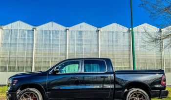 DODGE RAM 1500 5.7L HEMI V8 4X4 401PK * BLACK-OPPS * 22 INCH 4 – PLAY * HEAD-UP DISPLAY * DIGITALE BINNEN SPIEGEL CAMERA * OPEN UITLAATSYSTEEM * CUSTOM STRIPING * LPG PRINS 122 LITER * AFSTAND START * PPF SMOKE VERLICHTING ROND OM * GETINTE RUITEN * LANE ASSIST * BLIND SPORT RADAR IN SPIEGELS * vol