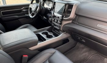 DODGE RAM 1500 5.7L HEMI V8 4X4 401PK * BLACK-OPPS * 22 INCH 4 – PLAY * HEAD-UP DISPLAY * DIGITALE BINNEN SPIEGEL CAMERA * OPEN UITLAATSYSTEEM * CUSTOM STRIPING * LPG PRINS 122 LITER * AFSTAND START * PPF SMOKE VERLICHTING ROND OM * GETINTE RUITEN * LANE ASSIST * BLIND SPORT RADAR IN SPIEGELS * vol