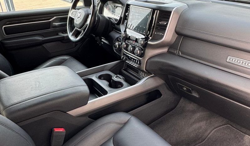 DODGE RAM 1500 5.7L HEMI V8 4X4 401PK * BLACK-OPPS * 22 INCH 4 – PLAY * HEAD-UP DISPLAY * DIGITALE BINNEN SPIEGEL CAMERA * OPEN UITLAATSYSTEEM * CUSTOM STRIPING * LPG PRINS 122 LITER * AFSTAND START * PPF SMOKE VERLICHTING ROND OM * GETINTE RUITEN * LANE ASSIST * BLIND SPORT RADAR IN SPIEGELS * vol