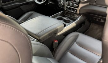 DODGE RAM 1500 5.7L HEMI V8 4X4 401PK * BLACK-OPPS * 22 INCH 4 – PLAY * HEAD-UP DISPLAY * DIGITALE BINNEN SPIEGEL CAMERA * OPEN UITLAATSYSTEEM * CUSTOM STRIPING * LPG PRINS 122 LITER * AFSTAND START * PPF SMOKE VERLICHTING ROND OM * GETINTE RUITEN * LANE ASSIST * BLIND SPORT RADAR IN SPIEGELS * vol