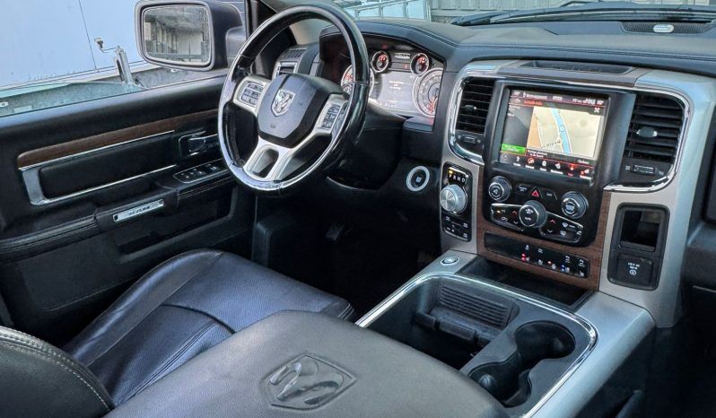 DODGE RAM 1500 5.7L V8 HEMI 4X4 401PK * LARAMIE * BLACK-OPPS * FULL OPTION * MAGNAFLOW UITLAATSYSTEEM * PPF SMOKE ROND OM * CUSTOM STRIPING * TOW HOOKS * AFSTAND START * LPG PRINS ONDERBOUW * APPLE CARPLAY * SCHUIFKANTELDAK * STOELVERKOELING * STOELVERWARMING * STUURVERWARMING * vol