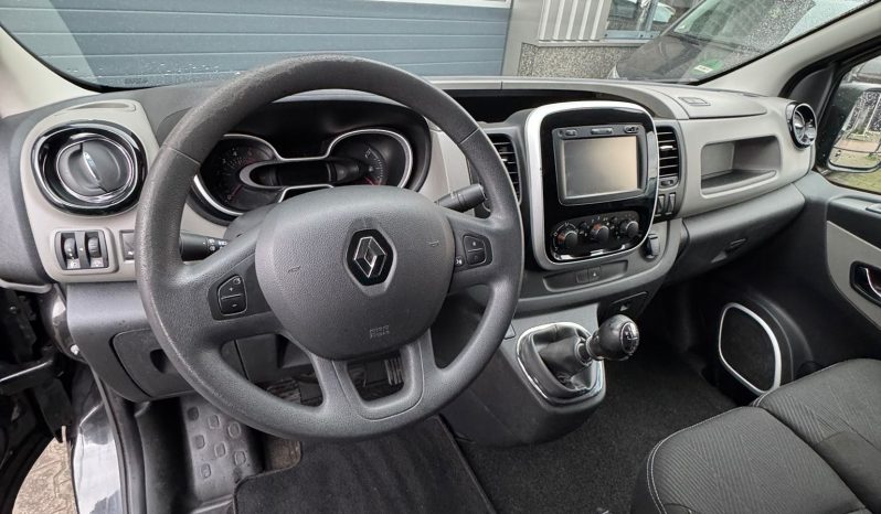 RENAULT TRAFIC 1.6 CDI 120 PK * 3 ZITPLAATSEN * ZWART * INRUIL * TREKHAAK 2.000 KG * KLAPDEUREN * AIRCO * CRUISE CONTROLE * ARMLIGGER * CENTRALE DEURVERGRENDELING * RADIO / CD * vol