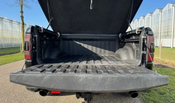 DODGE RAM 1500 5.7L HEMI V8 4X4 401PK * BLACK-OPPS * 22 INCH 4 – PLAY * HEAD-UP DISPLAY * DIGITALE BINNEN SPIEGEL CAMERA * OPEN UITLAATSYSTEEM * CUSTOM STRIPING * LPG PRINS 122 LITER * AFSTAND START * PPF SMOKE VERLICHTING ROND OM * GETINTE RUITEN * LANE ASSIST * BLIND SPORT RADAR IN SPIEGELS * vol