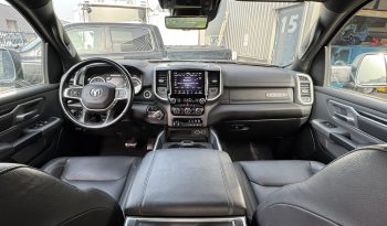 DODGE RAM 1500 5.7L HEMI V8 4X4 401PK * BLACK-OPPS * 22 INCH 4 – PLAY * HEAD-UP DISPLAY * DIGITALE BINNEN SPIEGEL CAMERA * OPEN UITLAATSYSTEEM * CUSTOM STRIPING * LPG PRINS 122 LITER * AFSTAND START * PPF SMOKE VERLICHTING ROND OM * GETINTE RUITEN * LANE ASSIST * BLIND SPORT RADAR IN SPIEGELS * vol