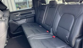 DODGE RAM 1500 5.7L HEMI V8 4X4 401PK * BLACK-OPPS * 22 INCH 4 – PLAY * HEAD-UP DISPLAY * DIGITALE BINNEN SPIEGEL CAMERA * OPEN UITLAATSYSTEEM * CUSTOM STRIPING * LPG PRINS 122 LITER * AFSTAND START * PPF SMOKE VERLICHTING ROND OM * GETINTE RUITEN * LANE ASSIST * BLIND SPORT RADAR IN SPIEGELS * vol