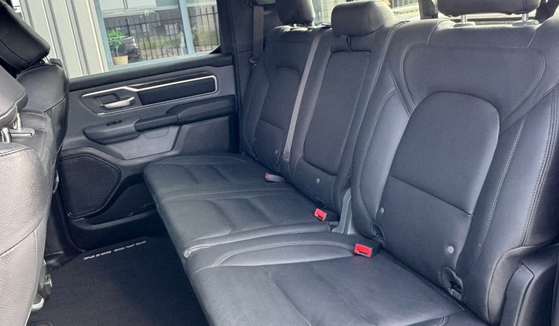 DODGE RAM 1500 5.7L HEMI V8 4X4 401PK * BLACK-OPPS * 22 INCH 4 – PLAY * HEAD-UP DISPLAY * DIGITALE BINNEN SPIEGEL CAMERA * OPEN UITLAATSYSTEEM * CUSTOM STRIPING * LPG PRINS 122 LITER * AFSTAND START * PPF SMOKE VERLICHTING ROND OM * GETINTE RUITEN * LANE ASSIST * BLIND SPORT RADAR IN SPIEGELS * vol