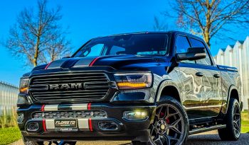 DODGE RAM 1500 5.7L HEMI V8 4X4 401PK * BLACK-OPPS * 22 INCH 4 – PLAY * HEAD-UP DISPLAY * DIGITALE BINNEN SPIEGEL CAMERA * OPEN UITLAATSYSTEEM * CUSTOM STRIPING * LPG PRINS 122 LITER * AFSTAND START * PPF SMOKE VERLICHTING ROND OM * GETINTE RUITEN * LANE ASSIST * BLIND SPORT RADAR IN SPIEGELS * vol