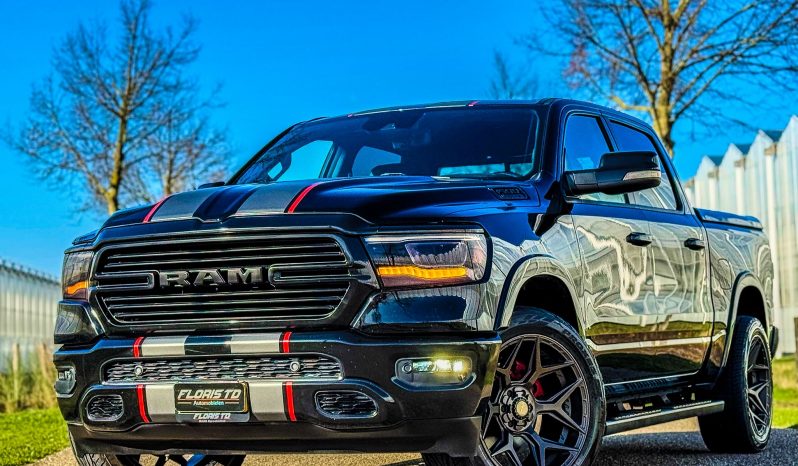 DODGE RAM 1500 5.7L HEMI V8 4X4 401PK * BLACK-OPPS * 22 INCH 4 – PLAY * HEAD-UP DISPLAY * DIGITALE BINNEN SPIEGEL CAMERA * OPEN UITLAATSYSTEEM * CUSTOM STRIPING * LPG PRINS 122 LITER * AFSTAND START * PPF SMOKE VERLICHTING ROND OM * GETINTE RUITEN * LANE ASSIST * BLIND SPORT RADAR IN SPIEGELS * vol